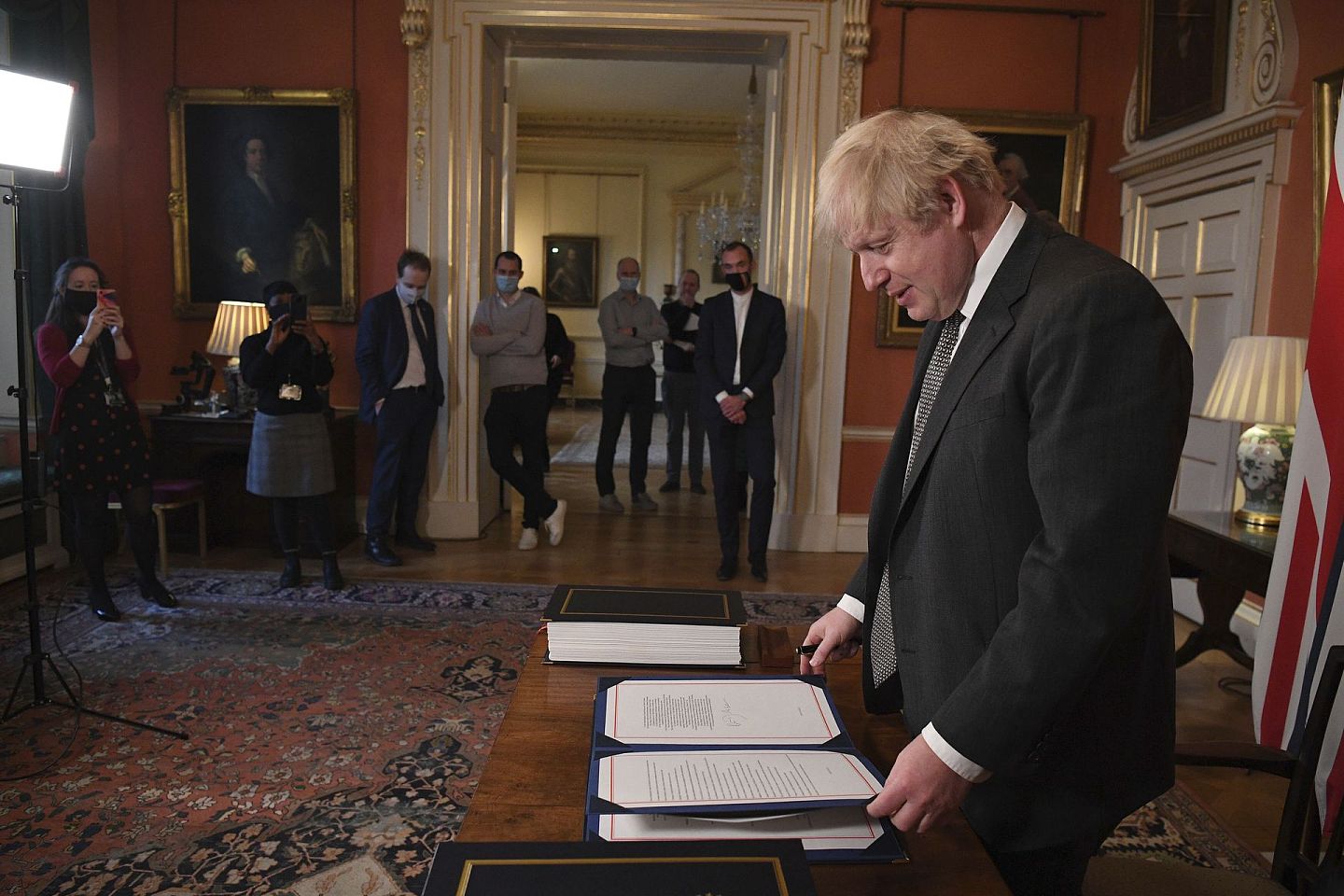 2020年12月30日，英国首相约翰逊签署“脱欧”贸易协议。（AP）