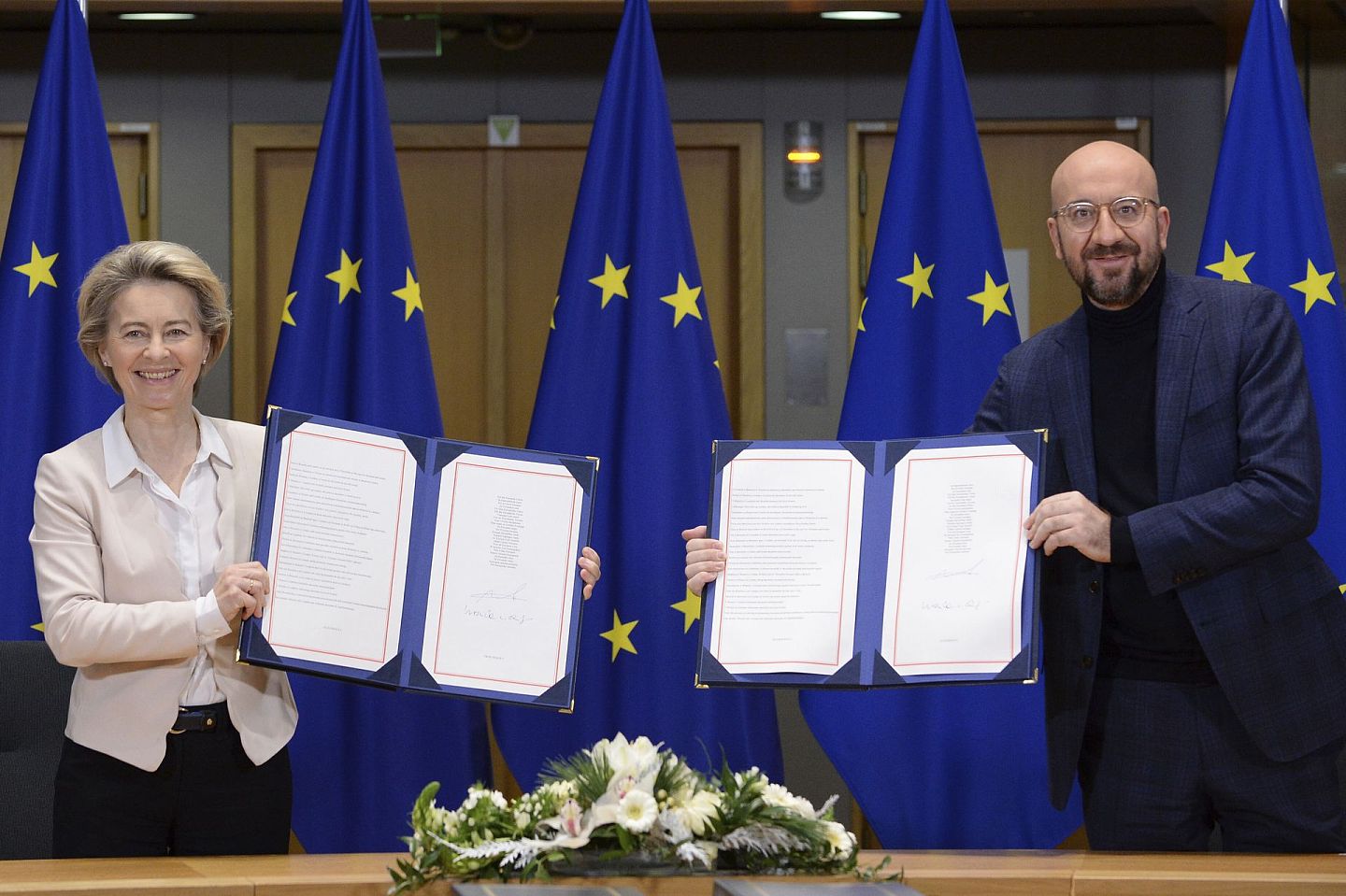2020年12月30日，欧洲委员会主席冯德莱恩（Ursula von der Leyen）与欧洲理事会主席米歇尔（Charles Michel）在布鲁塞尔欧洲理事会总部展示签署的《欧盟与英国贸易与合作协议》。 （AP）