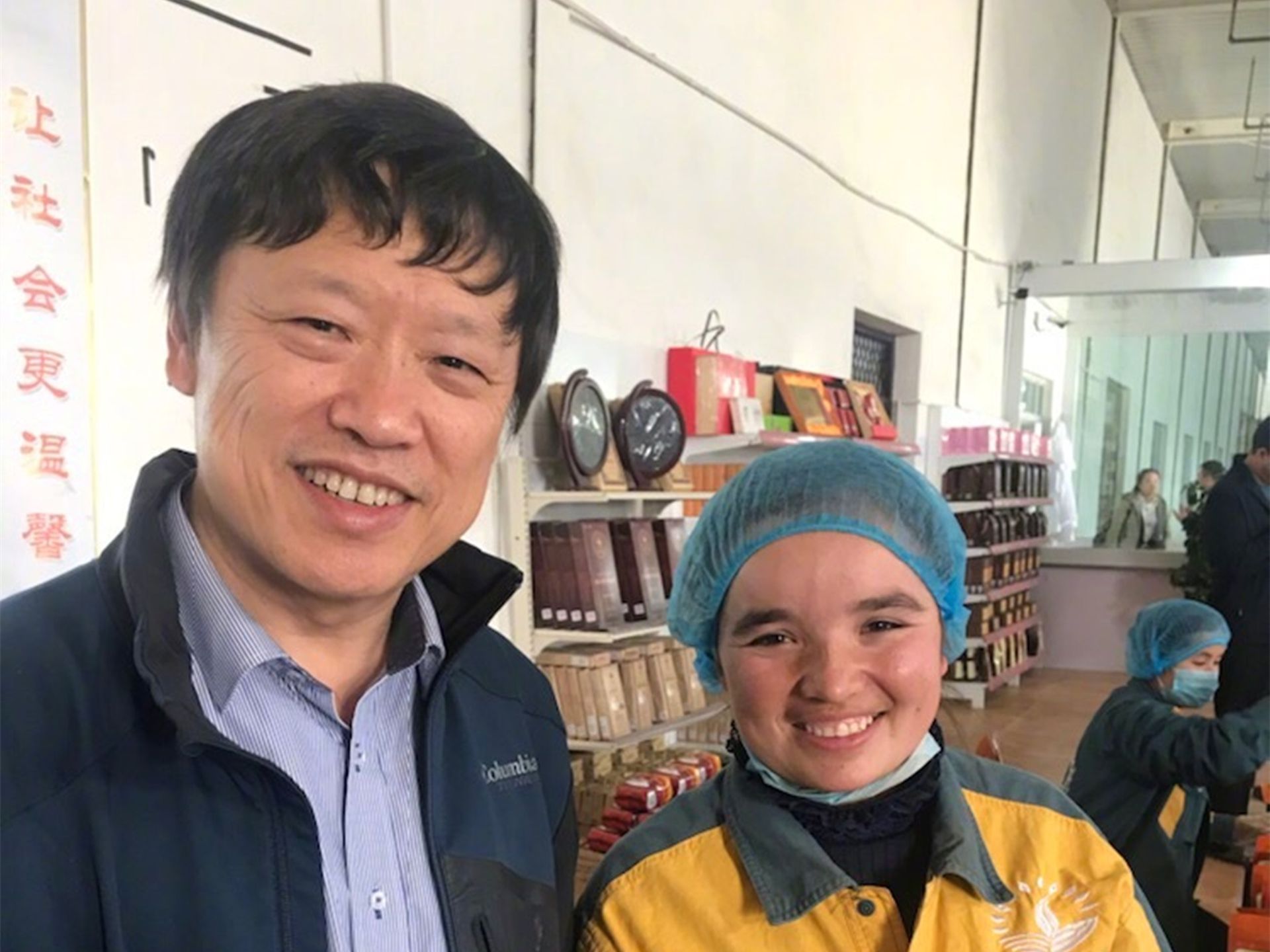 胡锡进（左）对中国时政及国际环境非常关注。图为2018年10月20日，胡锡进在新疆采访。（微博@胡锡进）