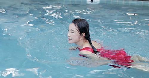 64岁刘晓庆到底长啥样？看她在泳池内现“原形”（组图） - 4