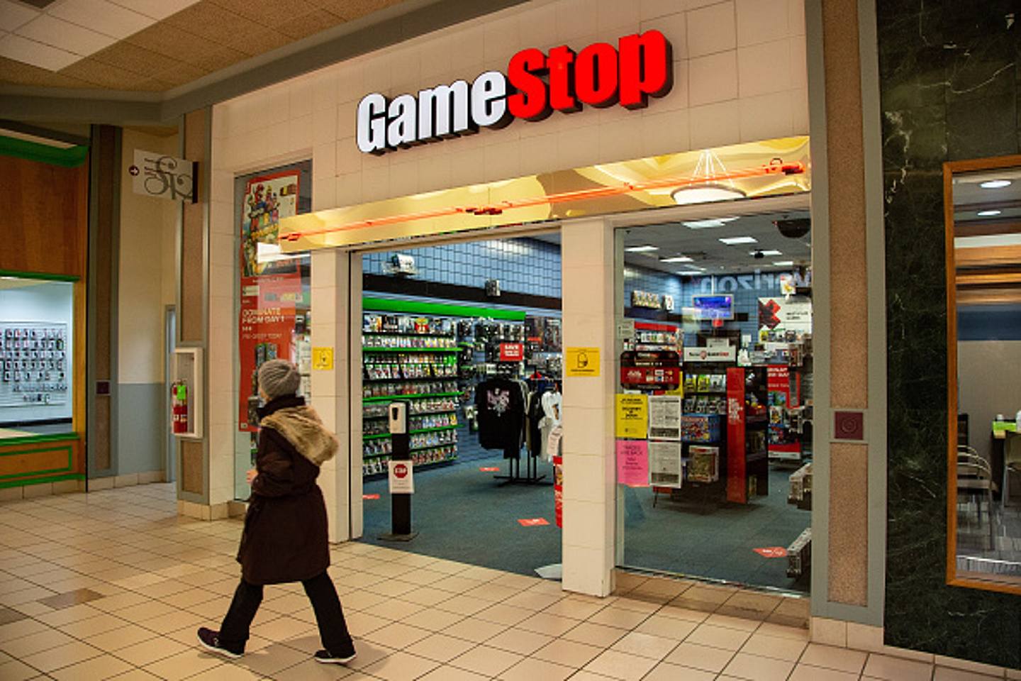 2021年1月27日，一名行人路过游戏驿站位于美国宾州塞林斯格洛维市的一家门店。 （Getty Images）