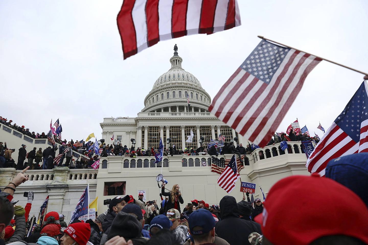 2021年1月6日，特朗普支持者聚集在華盛頓國會山外。 (AP)