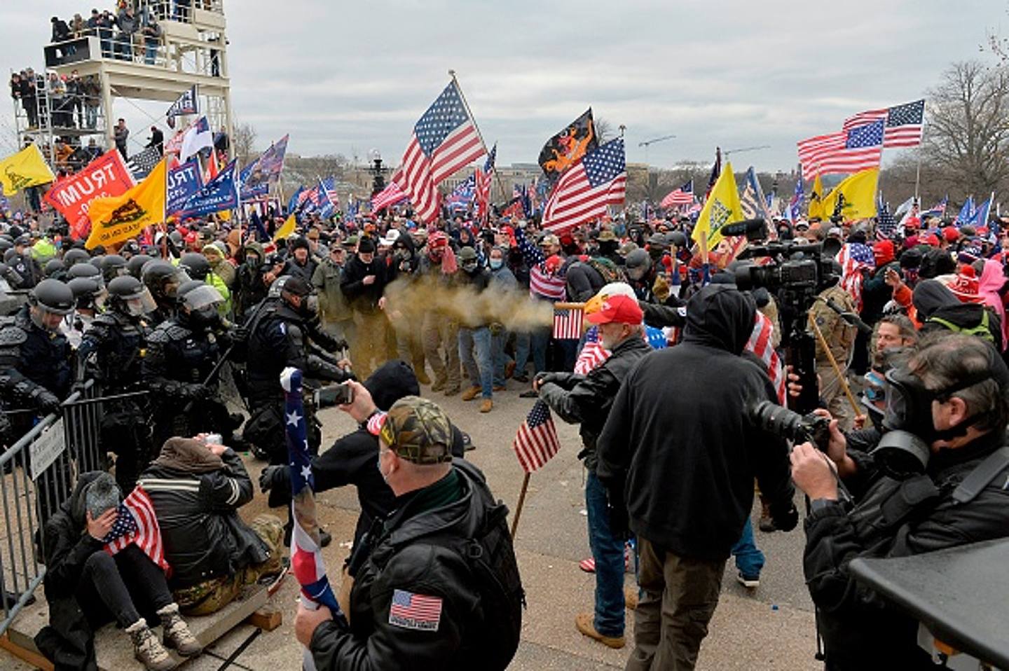2021年1月6日，數以千計的特朗普支持者衝擊華盛頓國會山。圖為部分特朗普支持者在國會大廈前與防爆警察對峙。（Getty Images）