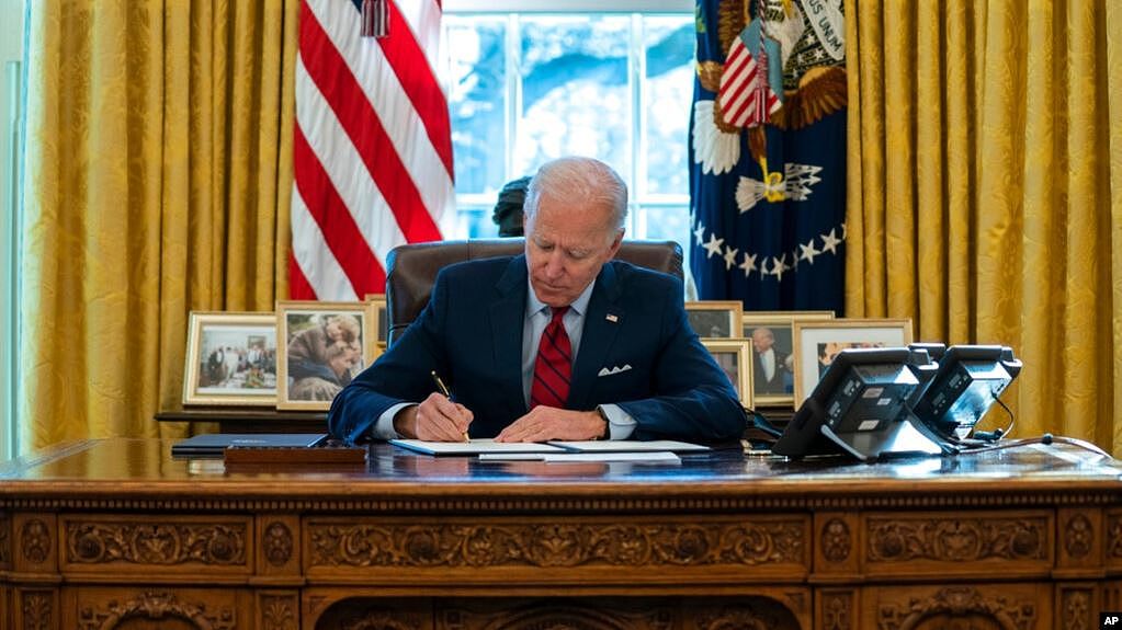 拜登总统在白宫椭圆形办公室签署一系列有关医保的行政令（2021年1月28日）