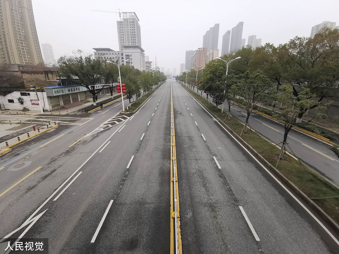 2020年1月23日，湖北武汉，空荡荡的汉江大道。（视觉中国）
