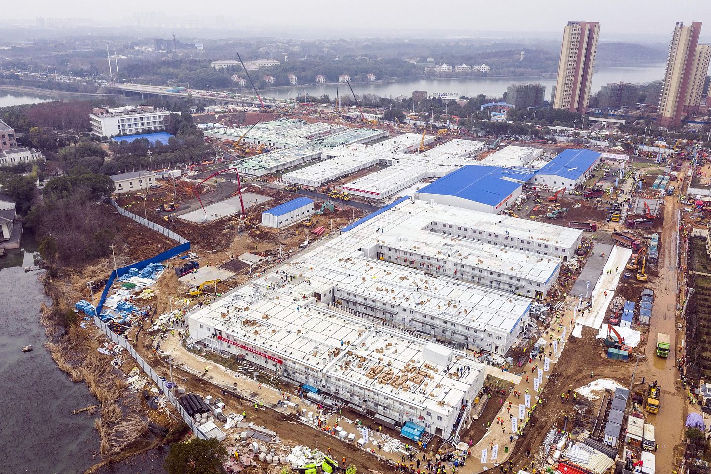 图为2020年2月2日，正在建设中的中国武汉火神山临时野战医院即将竣工。（AP）