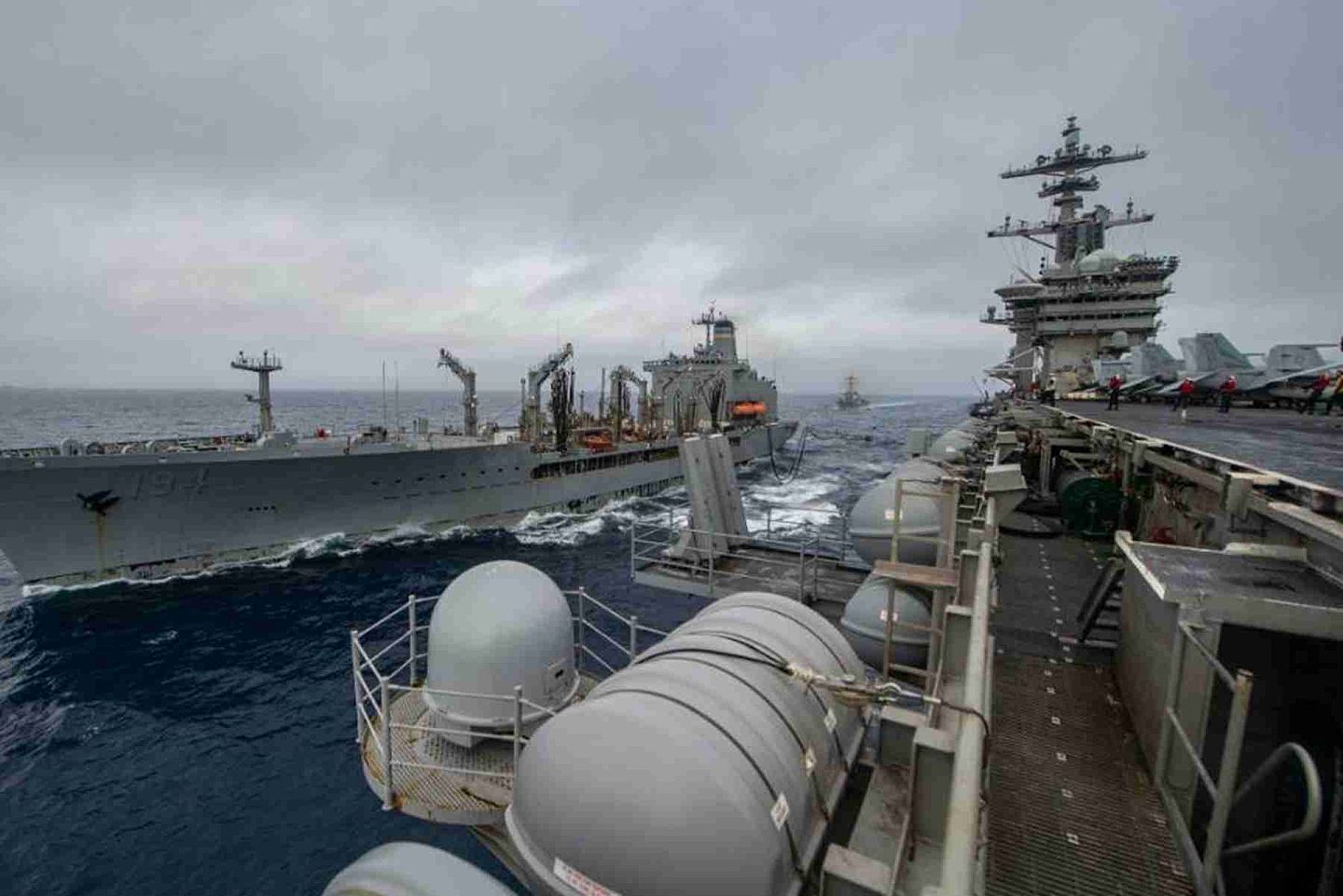 美军舰为美军航母补充物资。（美国海军官网）
