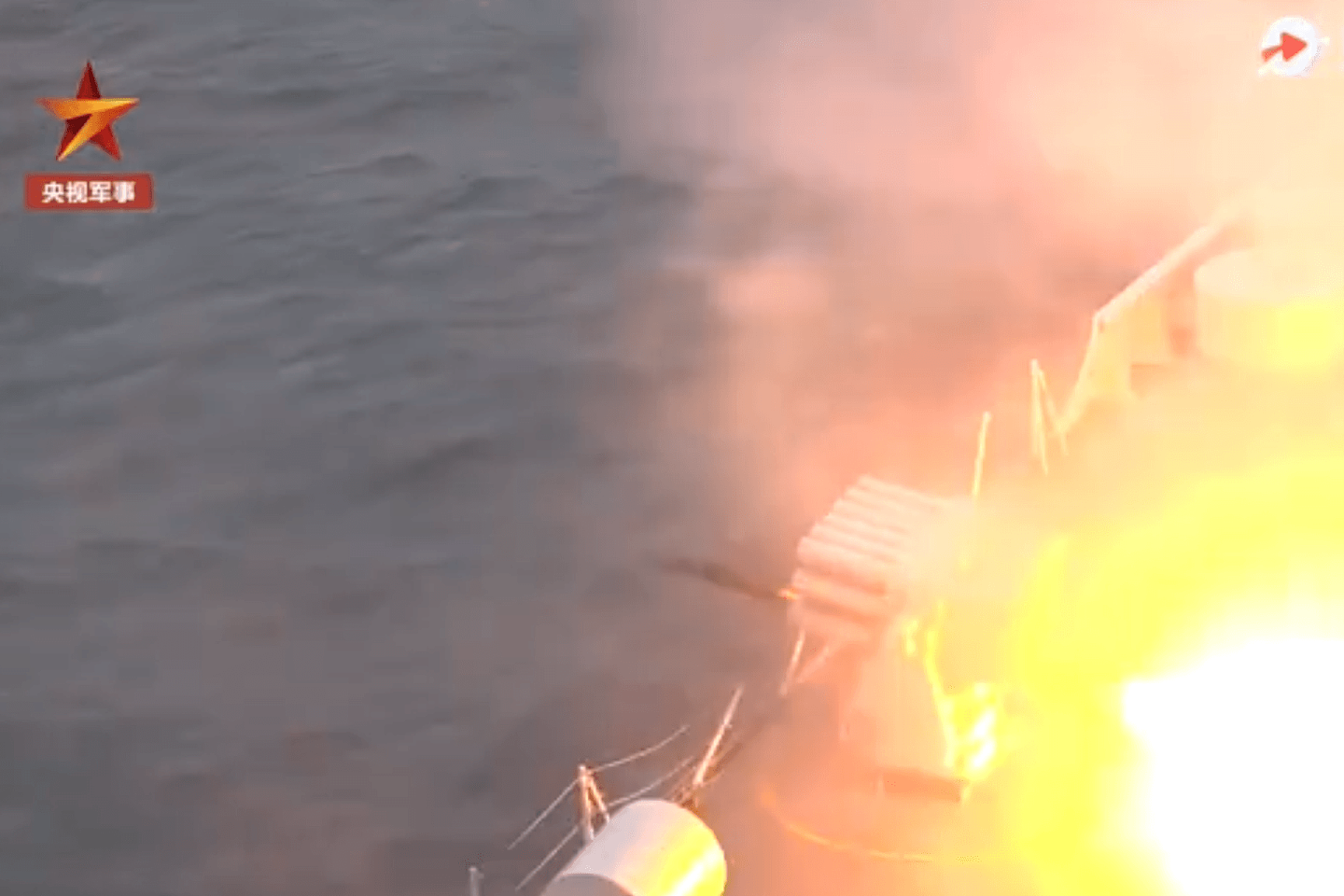 中国海军登陆舰发射火炮。（中国央视军事截图）