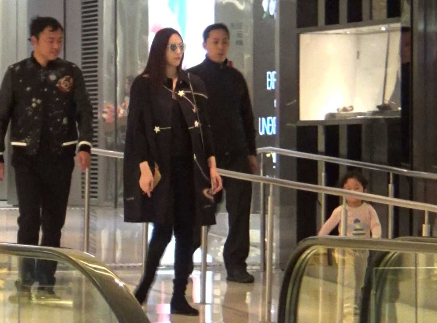 2016年1月10日，吴佩慈与纪晓波带女儿逛街。（HK01）