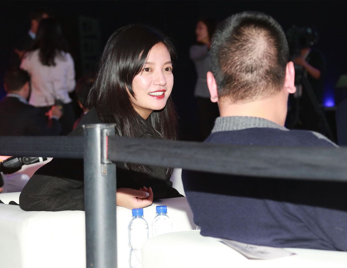 2016年10月9日，黄有龙和赵薇出席阿里巴巴影业战略合作发布会。（视觉中国）