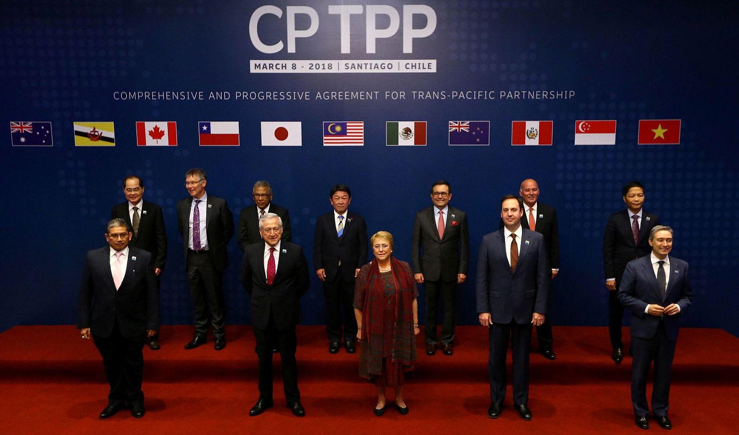 图为2018年3月，CPTPP 11名成员国代表在智利会面，正式签署成立。（Reuters）