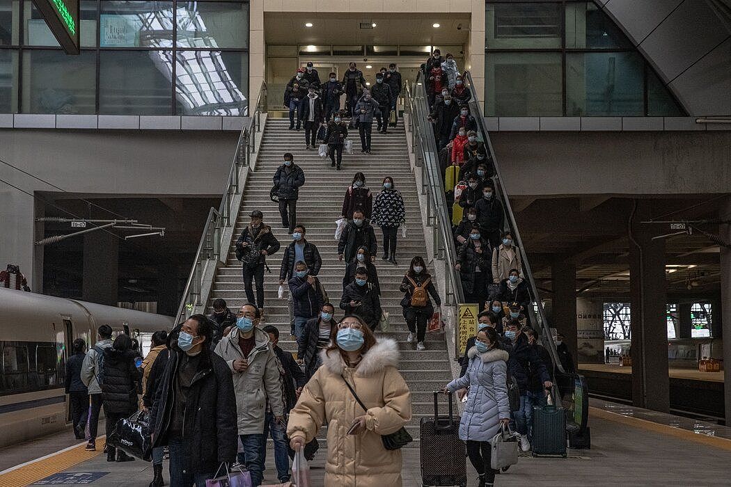 上周，中国武汉汉口站，旅客正在搭乘一辆火车。