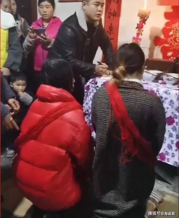 2名中国女子拜堂成亲：哥哥前一天被警方抓走，妹妹被迫替兄完婚（组图） - 1