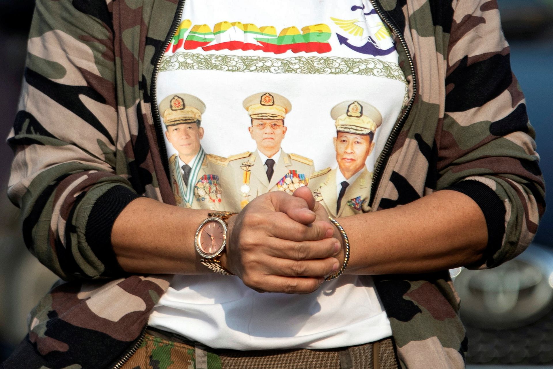 示威群众身穿印有缅甸军方人物的衣服。（Reuters）