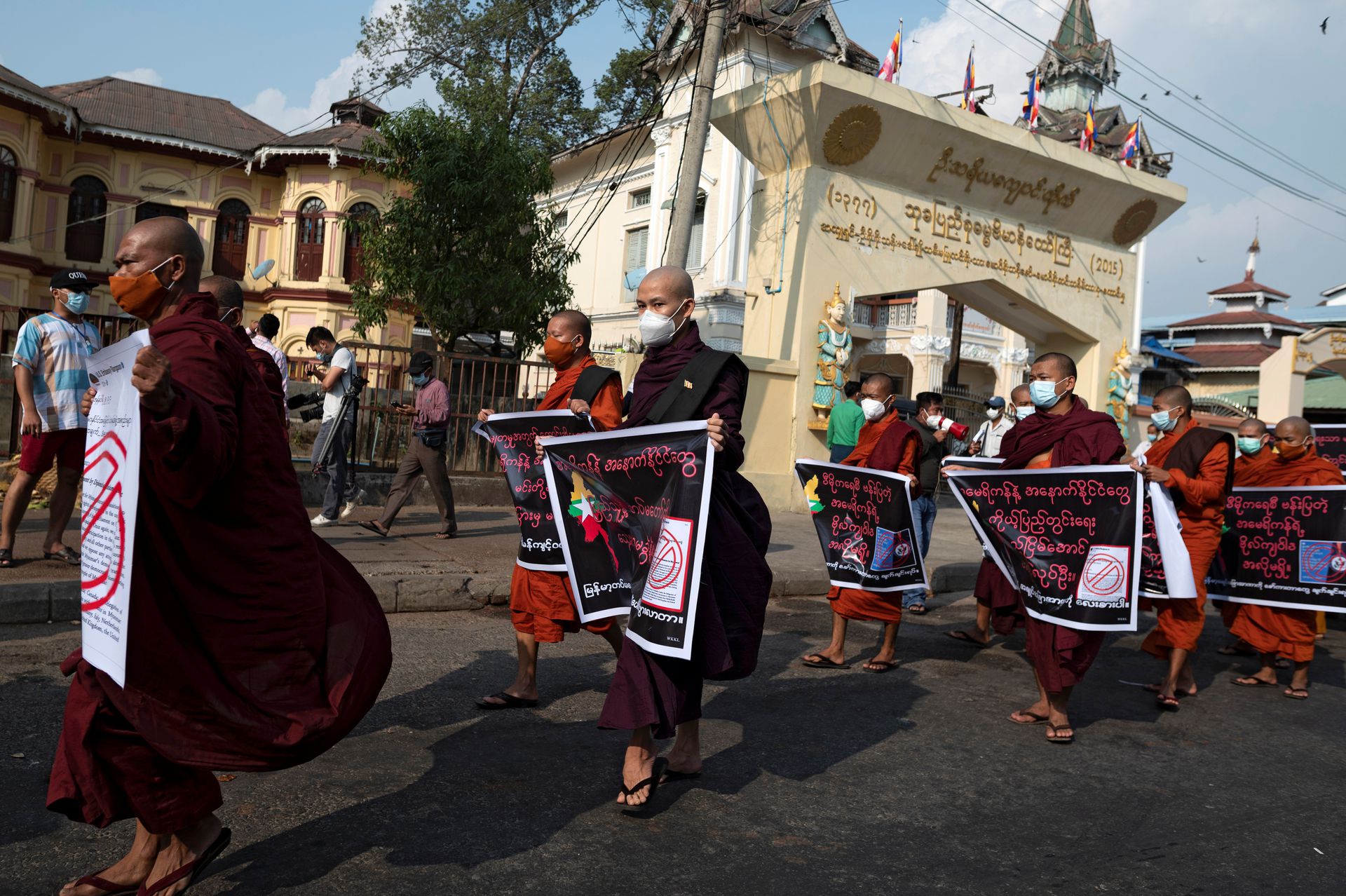 缅甸僧侣是军队的支持者，他们也走上街头参与游行。（Reuters）
