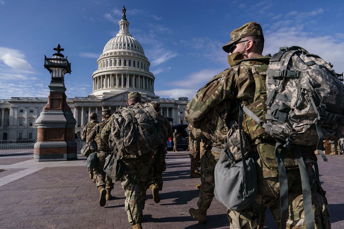 美国国会暴乱事件之后，美国国民警卫队加强了国会周围的安全保卫。（AP）