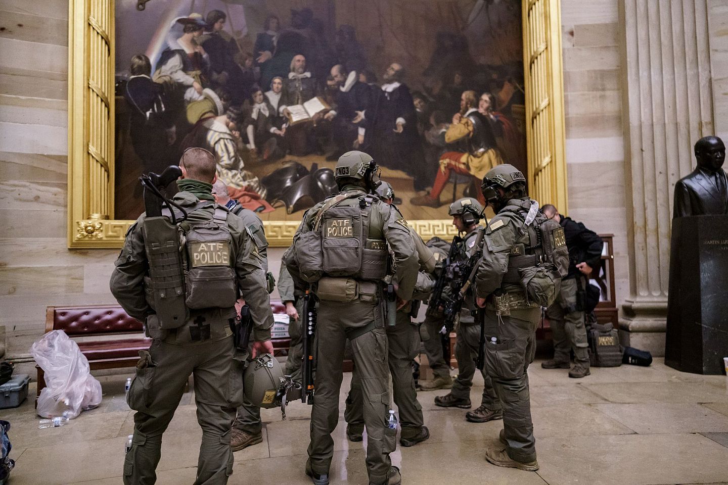 暴力抗议者袭击了美国国会，战术与ATF小队聚集在圆形大厅团队，提供安全保障。(AP)