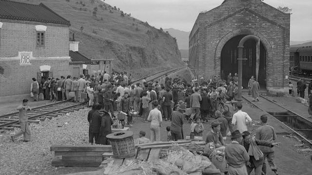 中国大陆难民在香港罗湖火车站关卡楼排队办理入境手续（9/11/1949）