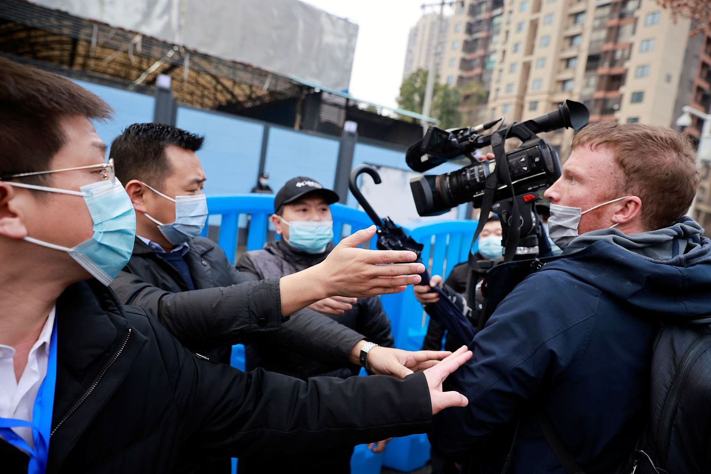 2021年1月31日，中国工作人员阻止媒体记者拍摄。（Reuters）