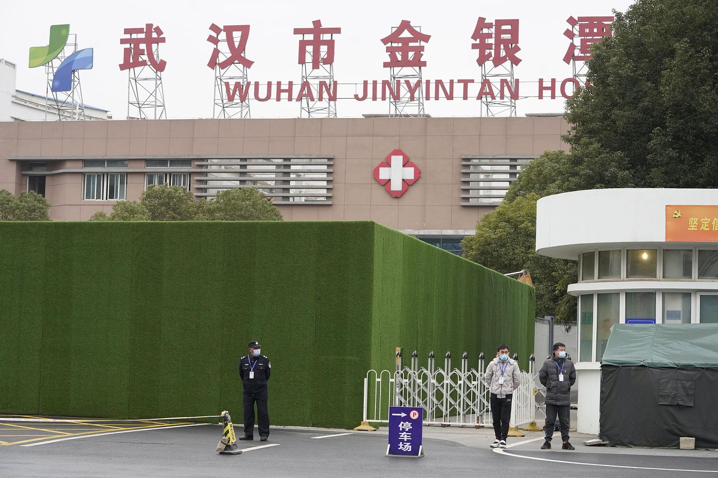 2021年1月30日，武汉市金银潭医院外安保严密。（AP）