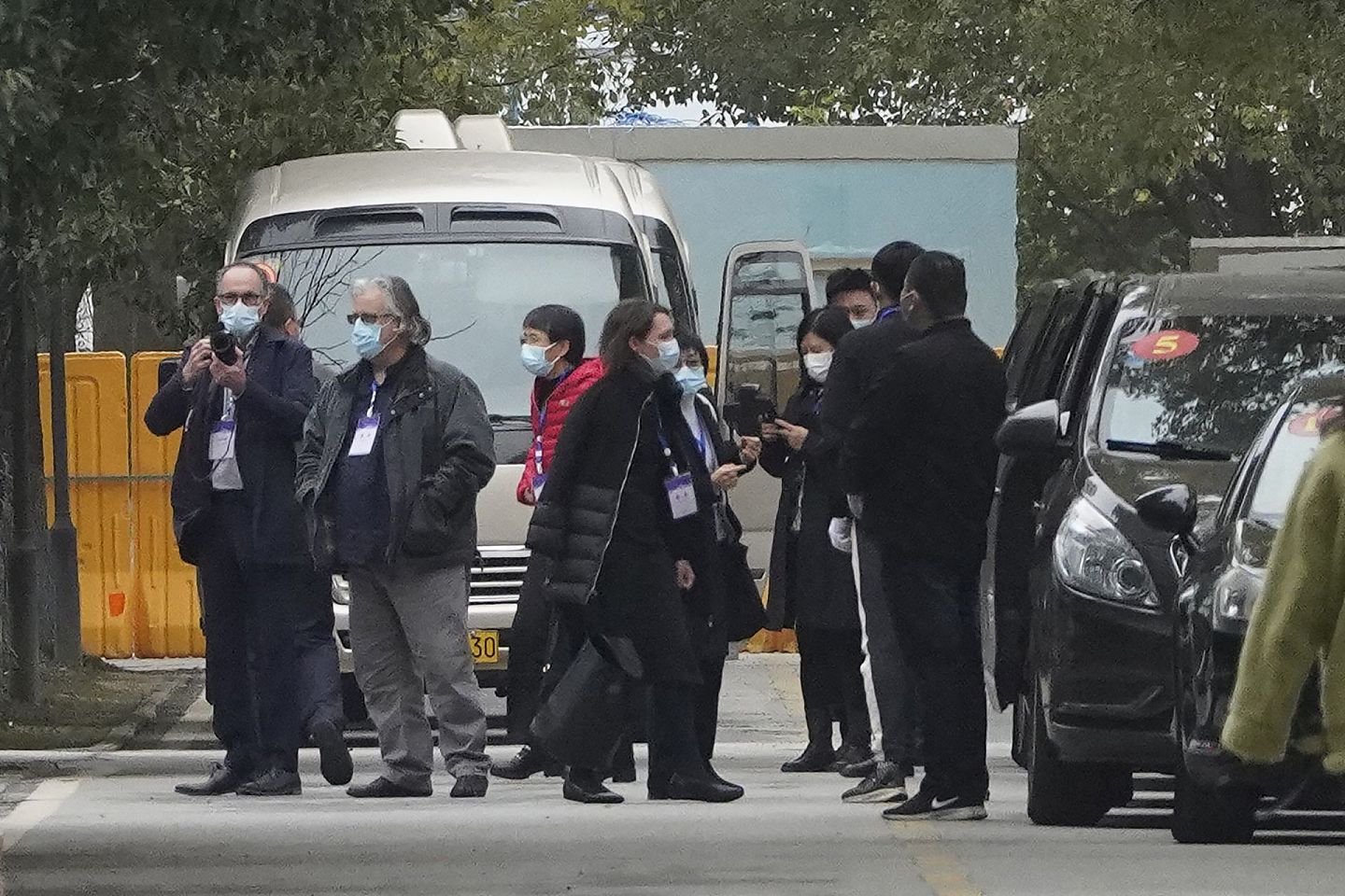 2021年1月30日，WHO专家组参观武汉市金银潭医院，媒体记者被禁止跟随拍摄。（AP）