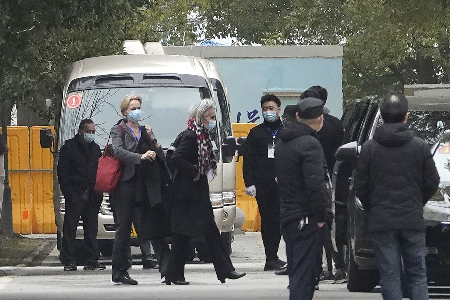 2021年1月30日，WHO专家组参观武汉市金银潭医院后准备离开。（AP）