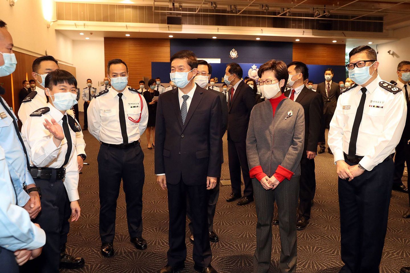2021年1月31日，骆惠宁（前排右三）现身香港警队。（新华社）