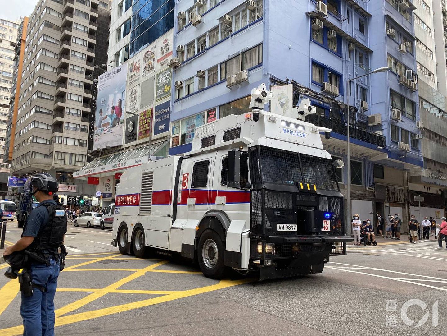 反修例风波中，香港警方出动水炮车，在相关地区协助警察。（香港01）