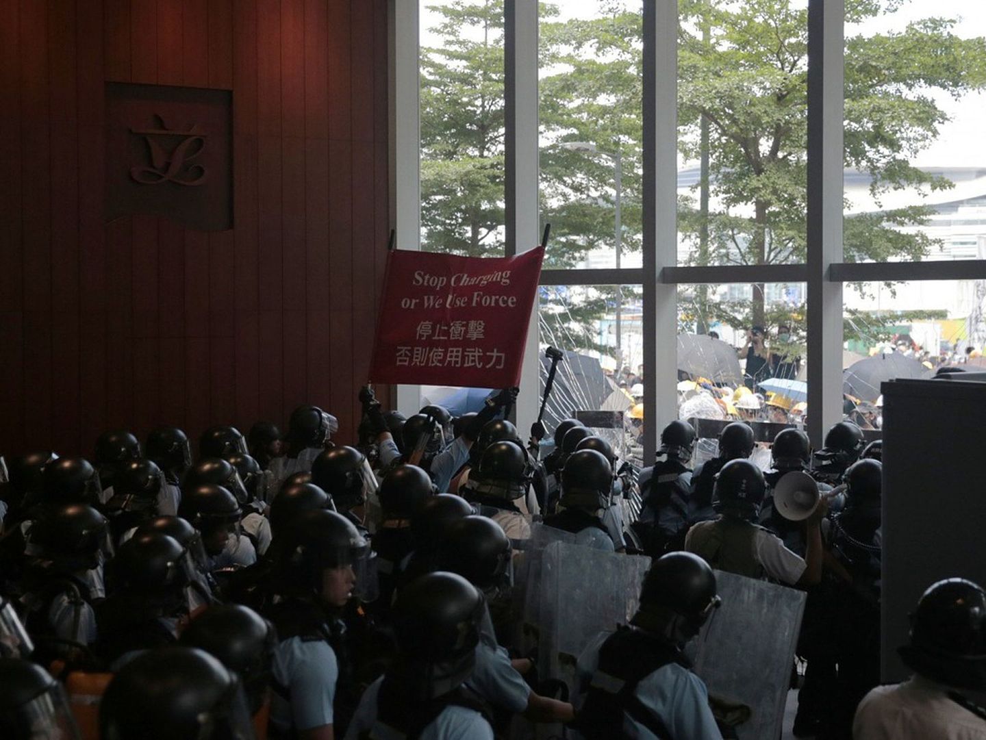 大批香港警察在立法会内和示威者对峙。（香港01）