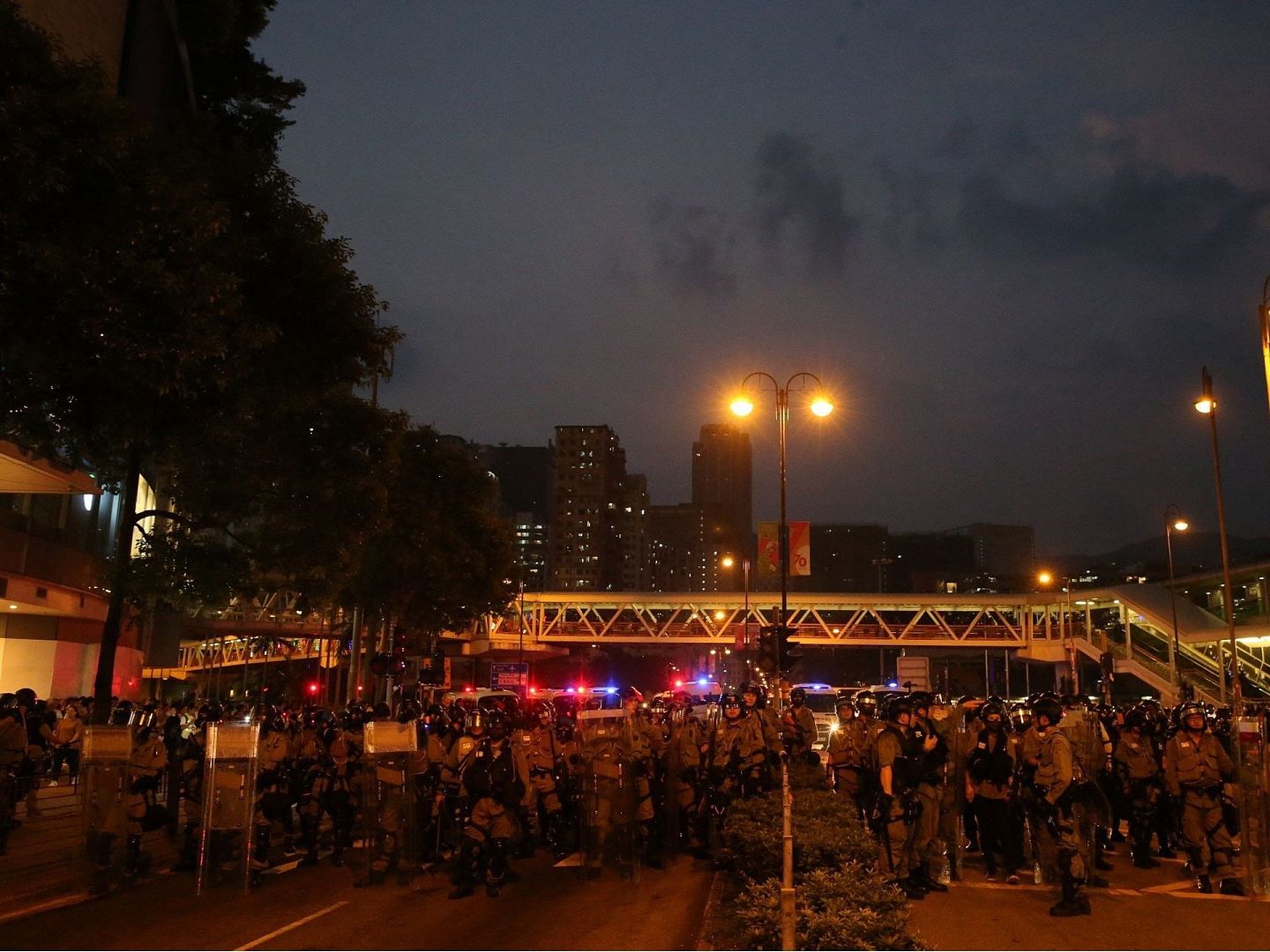 反修例风波中，香港警察与激进分子进行对峙。（香港01）