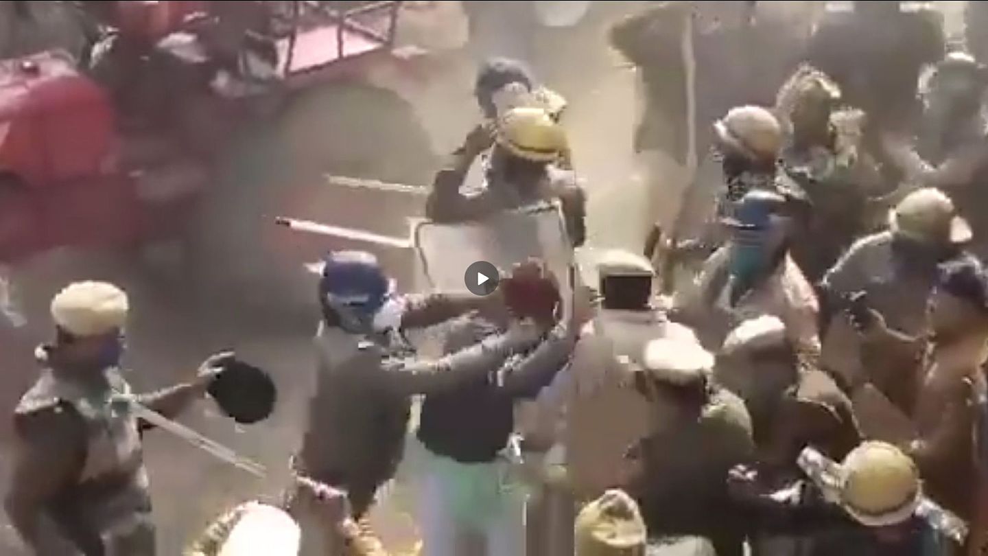 他们与警察发生激烈冲突，警察用棍棒打砸拖拉机，和车手们殴斗，场面十分混乱。（微博@新浪军事）