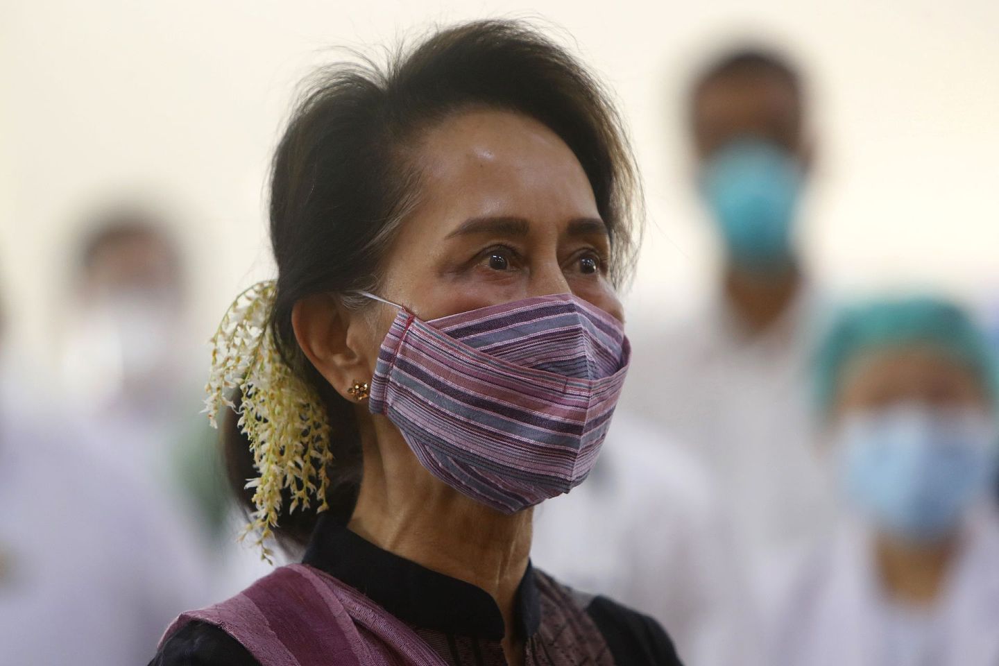 2021年1月27日，缅甸领导人昂山素季在缅甸内比都的医院观看卫生工作者接种疫苗。（AP）
