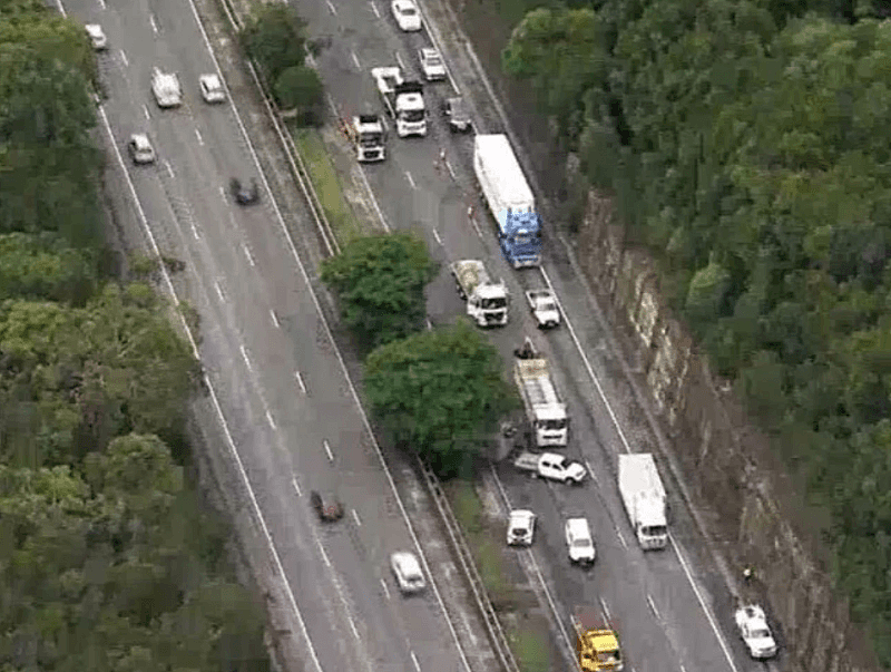 拖车侧翻，悉尼M1交通严重受阻！过路司机需注意绕行（组图） - 2