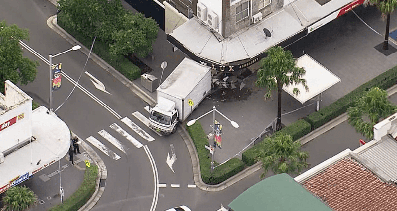 西悉尼发生车祸！卡车冲入街边店铺，橱窗玻璃碎一地（组图） - 3