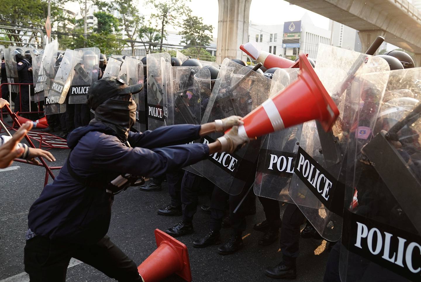 泰国有数百人2月1日到缅甸大使馆抗议缅甸军方的政变事件，路透社报道，有反政府示威者与警方冲突（Reuters）