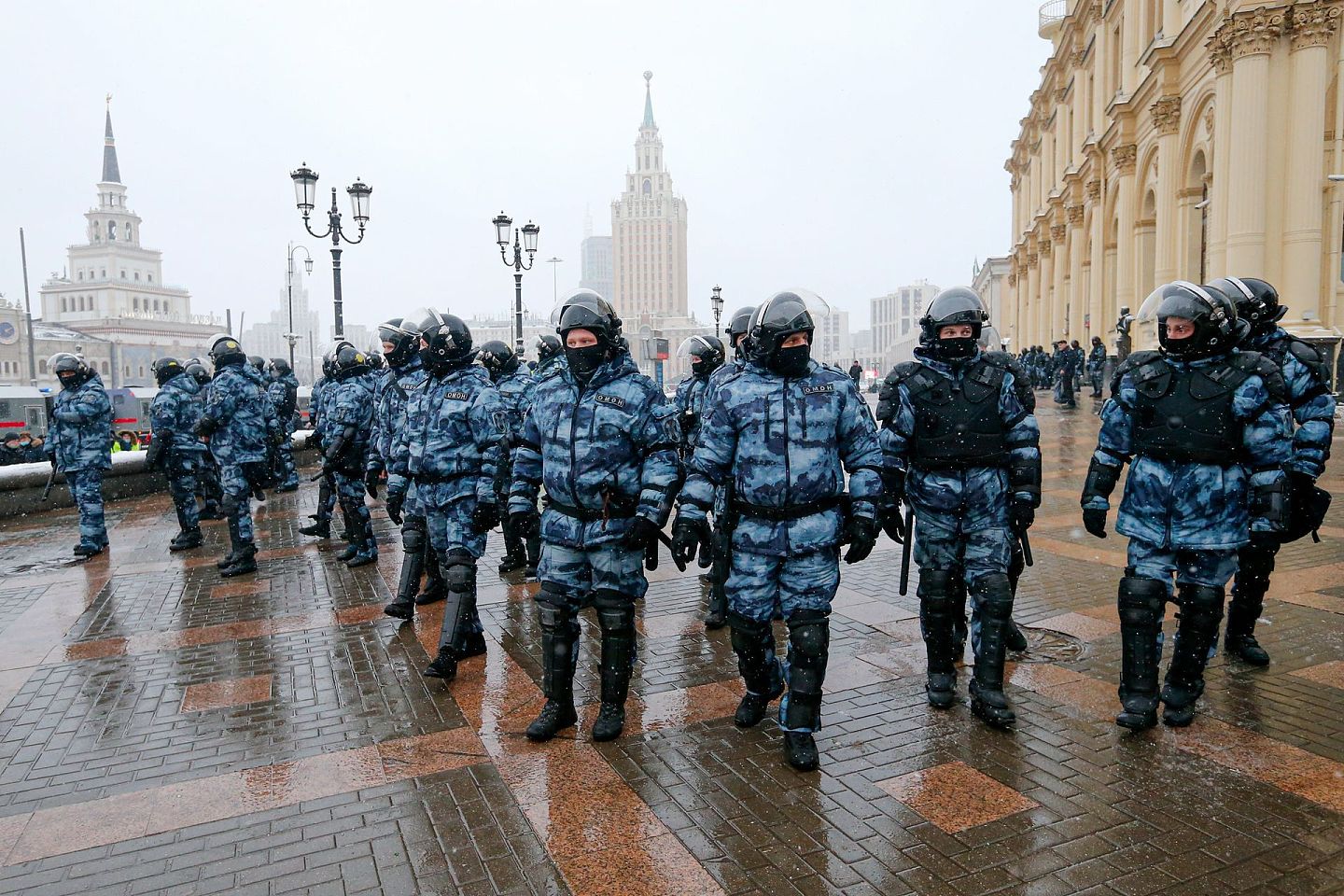 2021年1月31日星期日，在反对莫斯科反对派领导人阿列克谢·纳瓦尼入狱的抗议活动中，防暴警察封锁了示威者不受保护的地区。成千上万人在俄罗斯各地街头上街，要求释放被判入狱的反对派领导人阿列克谢·纳瓦尼（Alexei Navalny）紧跟克里姆林宫的全国抗议浪潮。数百人被警察拘留。（AP）