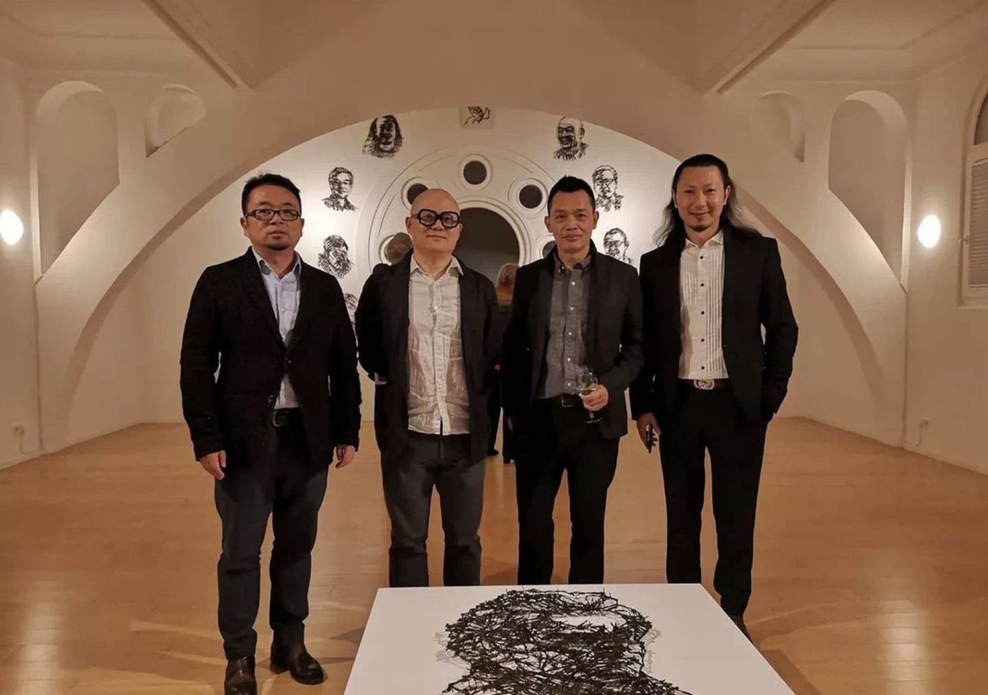 北京艺术家王鹏与艾松（左二）计划合办李文亮展览，工作室却被强拆。（微博@老金日）