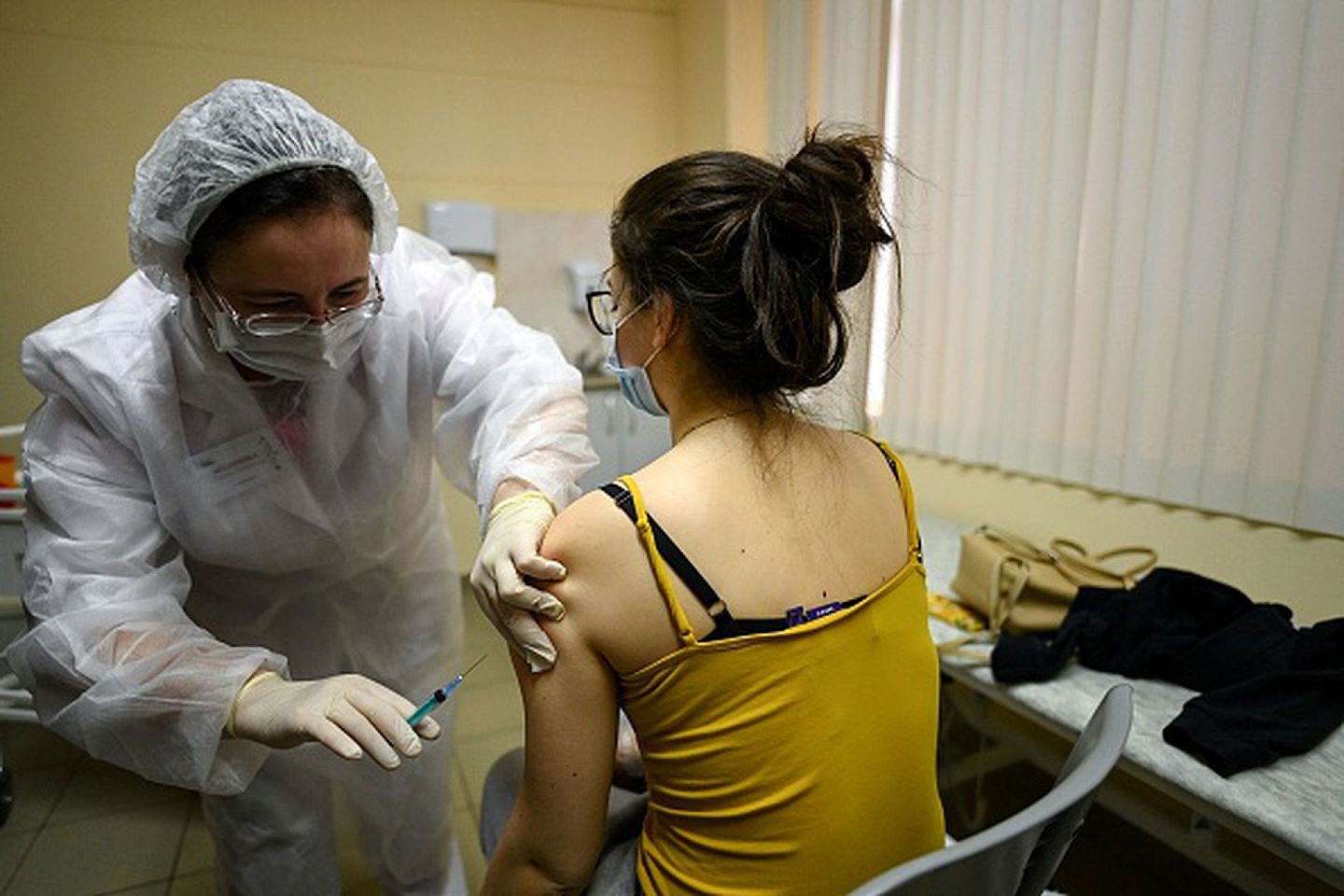 2020年12月5日，在莫斯科某诊所进行的卫星5号疫苗接种工作。（Getty Images）