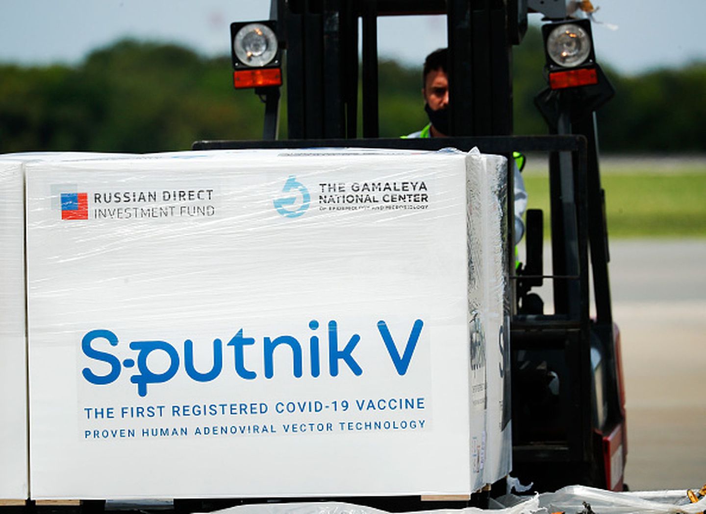 2021年1月16日，阿根廷接收的第二批共30万支俄罗斯卫星5号疫苗。（Getty Images）
