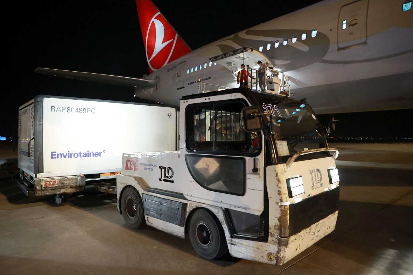 2020年12月30日，装有中国科兴疫苗的集装箱抵达土耳其。 ( AP)