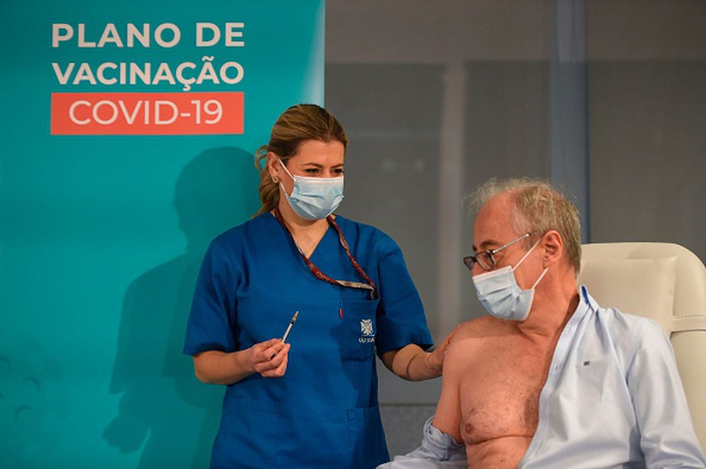 2020年12月27日，在葡萄牙波尔图进行的首批辉瑞输欧疫苗接种工作。（Getty Images）