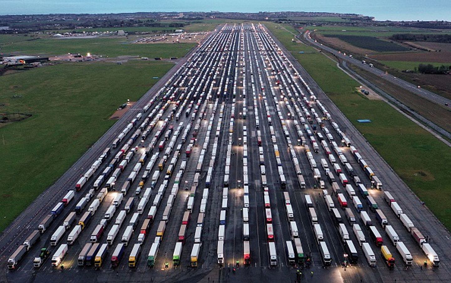 2020年12月22日，负责运送大宗物资的集装箱卡车在英格兰东南部的拉姆斯盖特港口排起长龙。由于此前英国宣布发现传染性极强的变异新冠病毒，以法国为代表的欧盟多国宣布对英国实施紧急封关措施，系列举措的施行导致往返英国与欧洲大陆之间的物流运输严重受阻。（Getty Images）