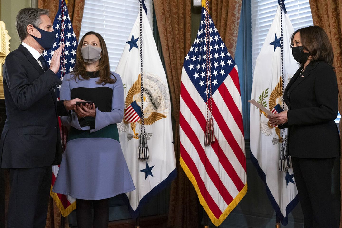 2021年1月27日，美国副总统贺锦丽（Kamala Harris，右）在华盛顿白宫的艾森豪威尔行政大楼（Eisenhower Executive Office Building）举行宣誓仪式，布林肯（左）宣誓就任国务卿。（AP）