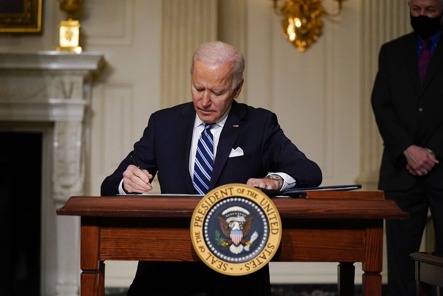 2021年1月27日，美国总统拜登在白宫签署行政命令。（AP）
