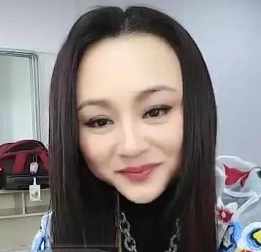 央视美女主持下海疯狂捞金后惨遭封杀？如今生活凄惨，直播带货却引发火灾！ （组图） - 15