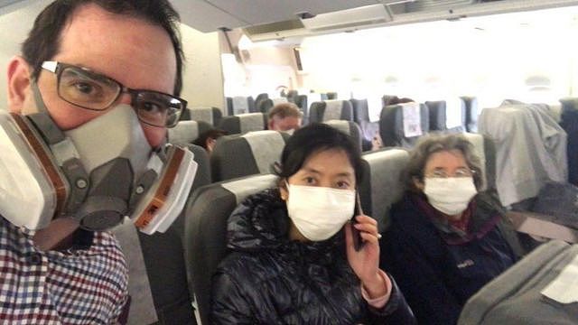 马特·罗和中国籍妻子及他的母亲从武汉搭上撤侨包机（Credit: Matt Raw）