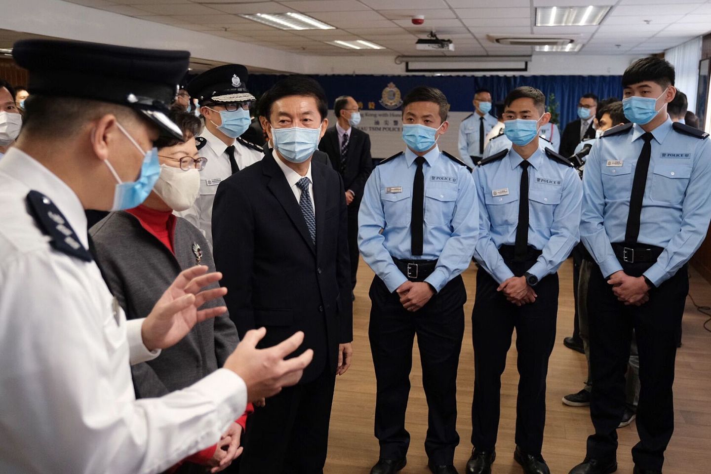 2021年1月31日，骆惠宁现身香港警队。（新华社）