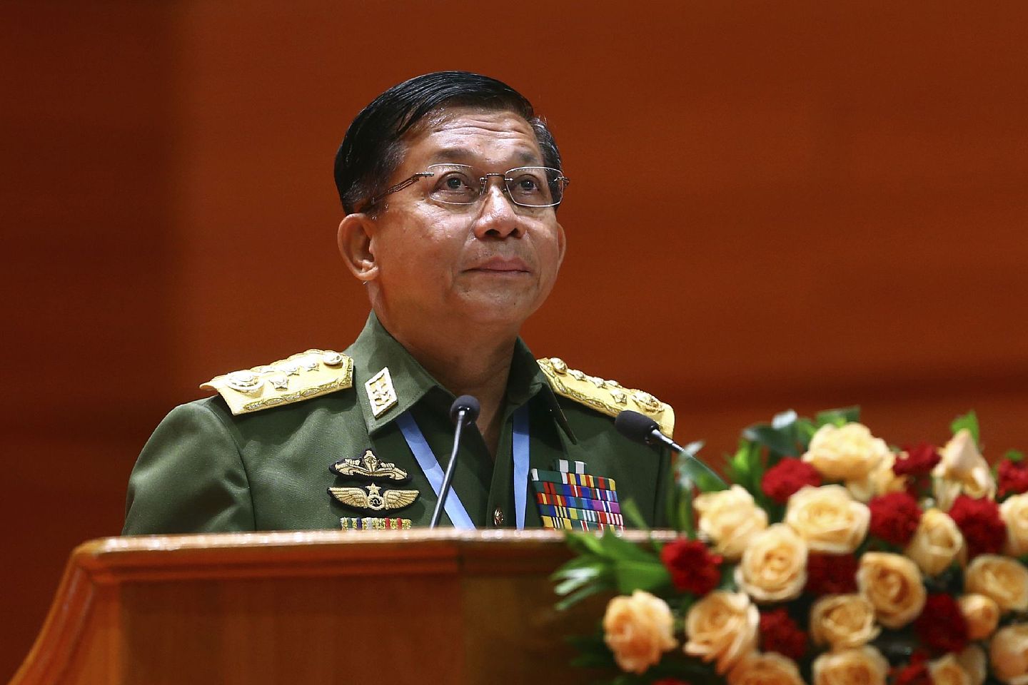 2021年2月1日，缅甸发生军事政变，以陆军总司令敏昂莱为首的的缅甸军方扣押了缅甸总统温敏和国务资政昂山素季。目前军方已经控制了政府主要部门，缅甸首都内比都的通讯已被切断。图为2018年7月，敏昂莱在21世纪彬龙会议第三届会议开幕式上讲话。（AP）