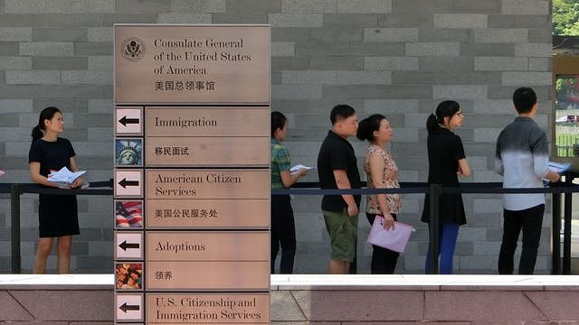 广州美国总领事馆外排队等候申请签证的人龙（资料图片）