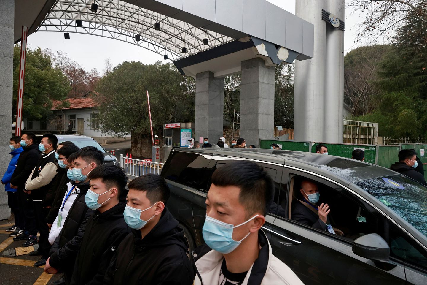 多名安保人员在湖北省疾控中心大门口把守。（Reuters）